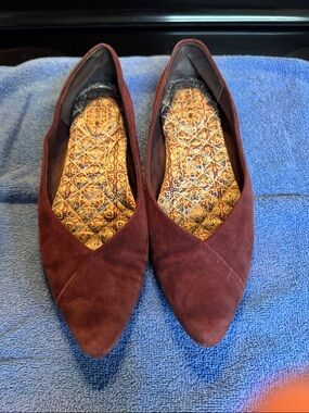 Birdies Pointed Suede Flats in Burgundy